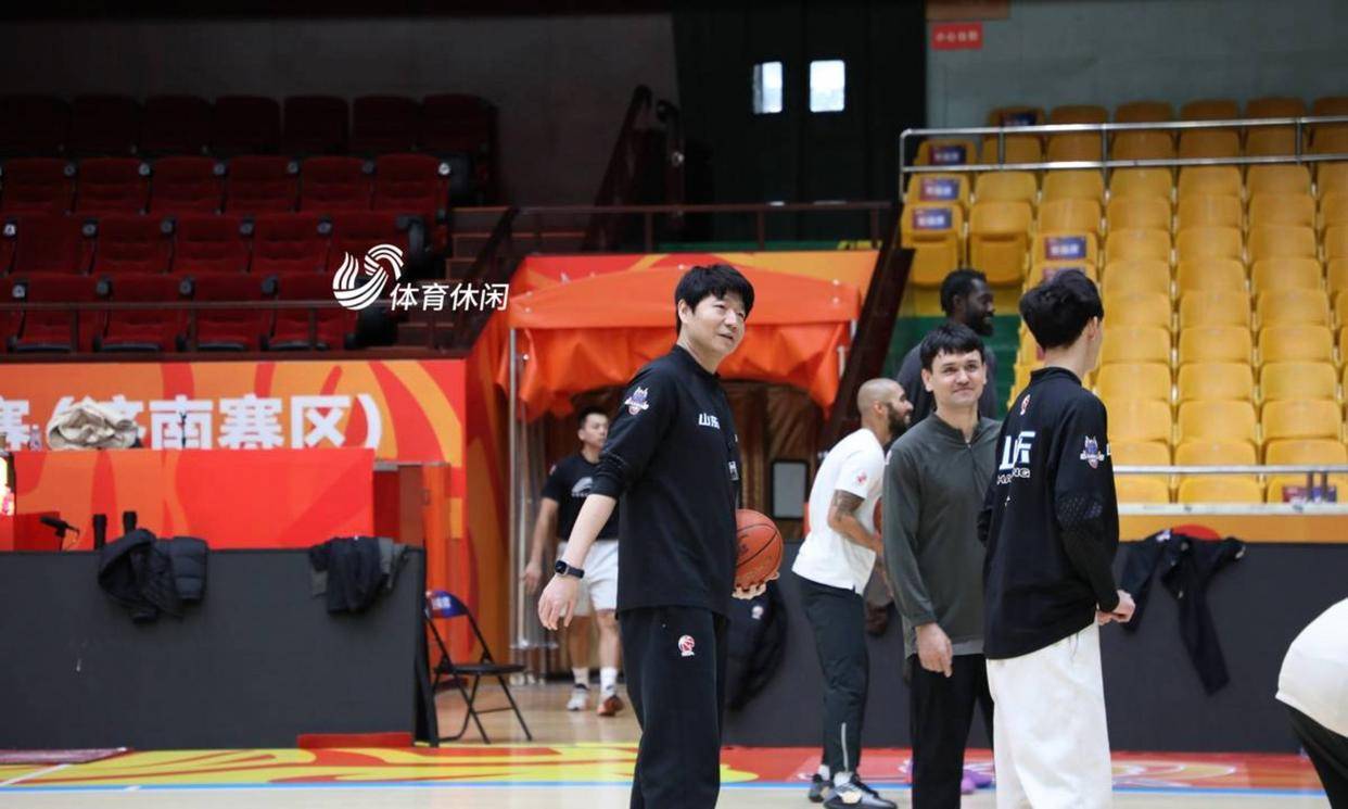 爱游戏体育-包含德甲赛后走向成谜，山东男篮再遭质疑，引发热议，团队化学反应显著的词条